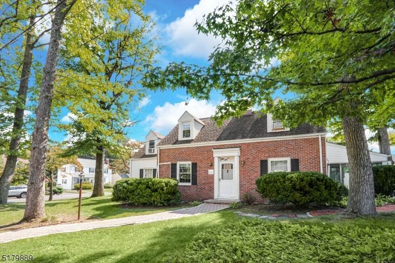 677 Duquesne Ter - Photo 1