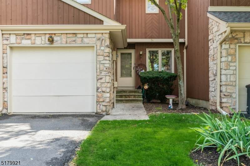 74 Bond St - Photo 1