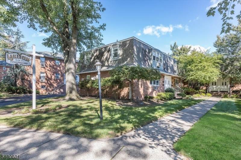21 Lakeview Ave - Photo 1