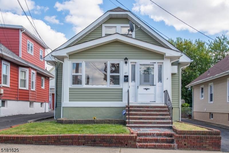 27 Byron Pl - Photo 1