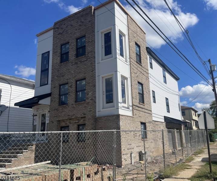 1559 Leslie St - Photo 1