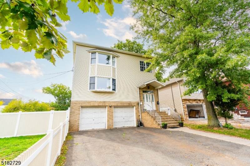 1614 Clinton St - Photo 1