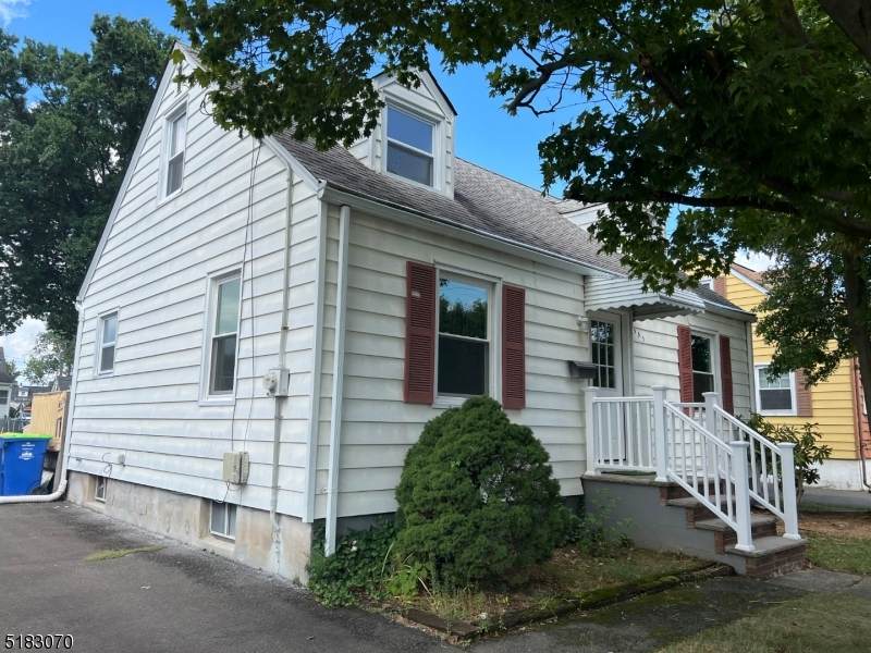 553 Carleton St - Photo 1