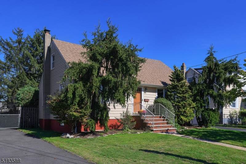 621 Woodlawn Ave - Photo 1