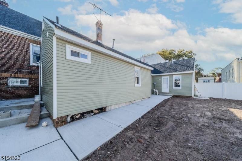 723 Charles St - Photo 1