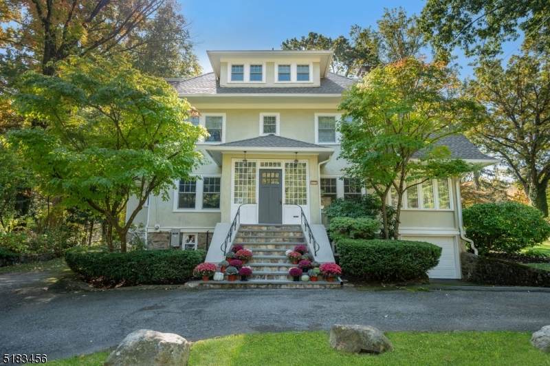 380 Morris Ave - Photo 1