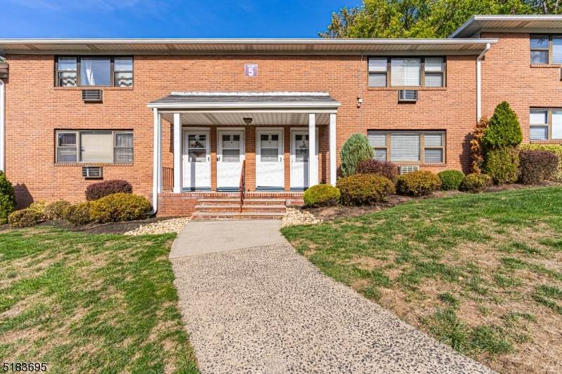 5 Colonial Dr - Photo 1