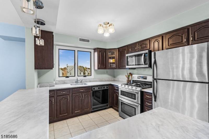 109 Stuyvesant Ave - Photo 1