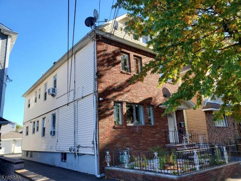 823 Jackson Ave - Photo 1
