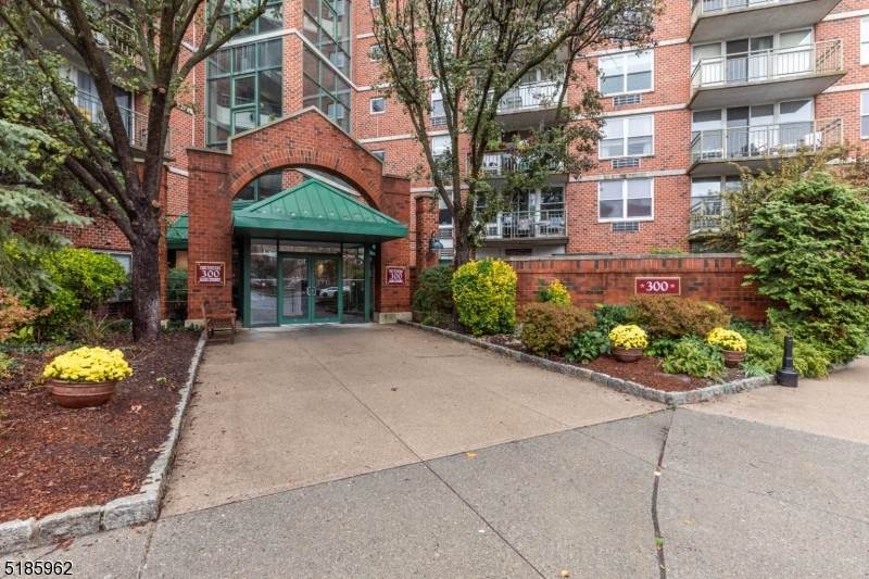 300 Main St - Photo 1