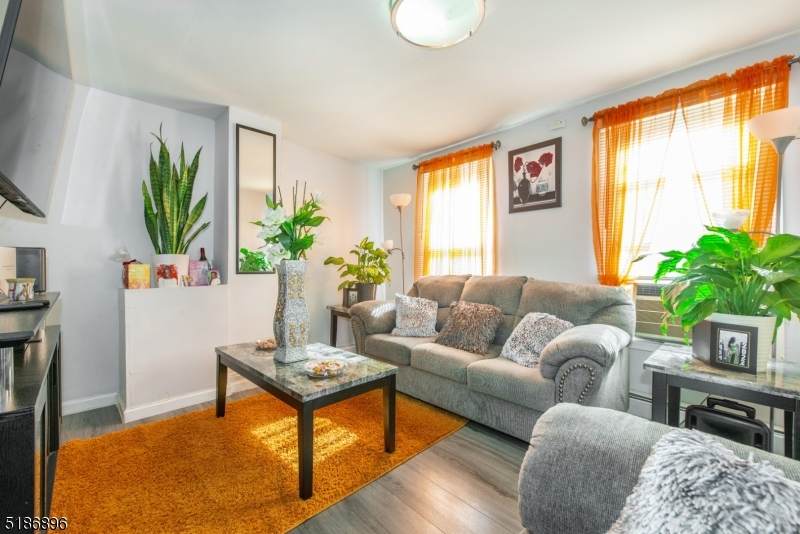 63 Pearl St - Photo 1