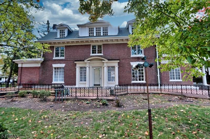 200 Elwood Ave - Photo 1