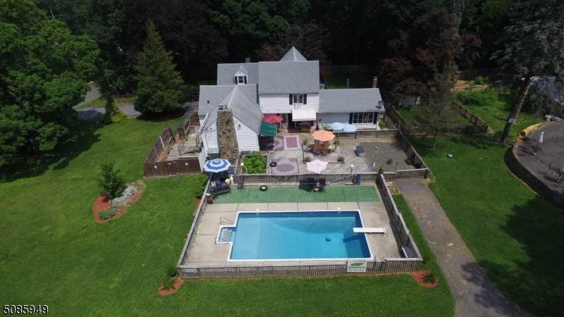 8 Stonehedge Ln - Photo 1