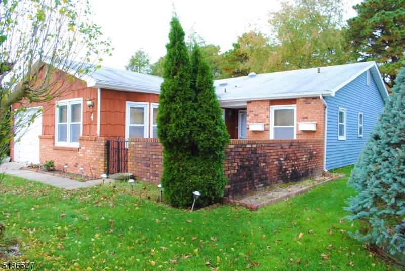 4 Tennis Ct - Photo 1