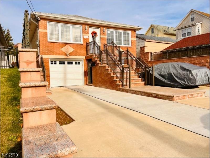 709 Allen St - Photo 1