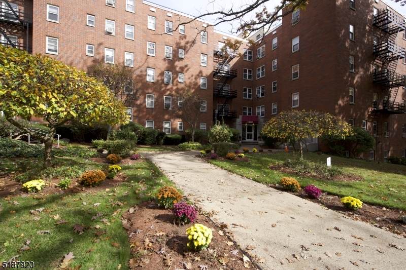 2340 Linwood Ave - Photo 1
