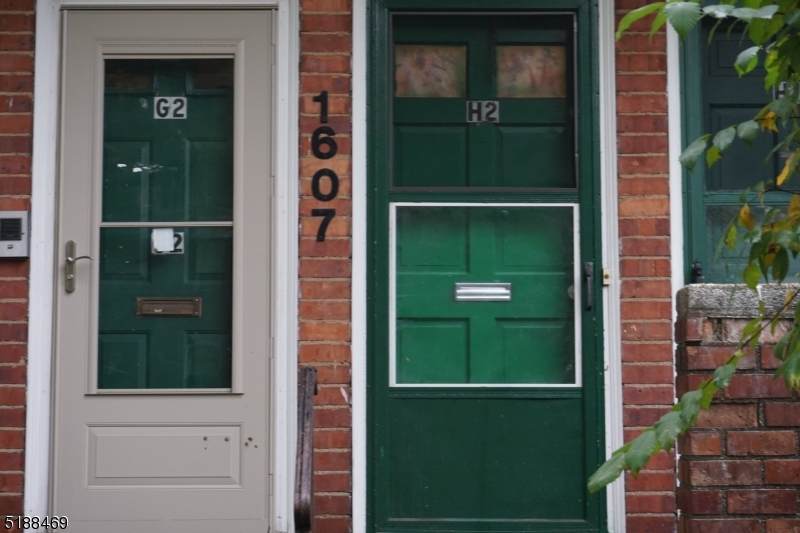 1607 Wood Ave - Photo 1