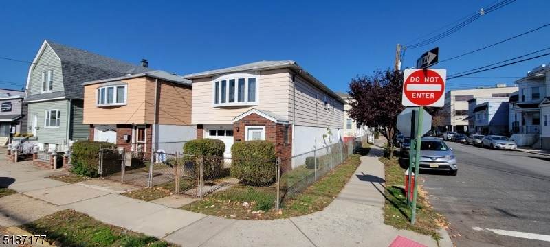 100 Centre Ave - Photo 1