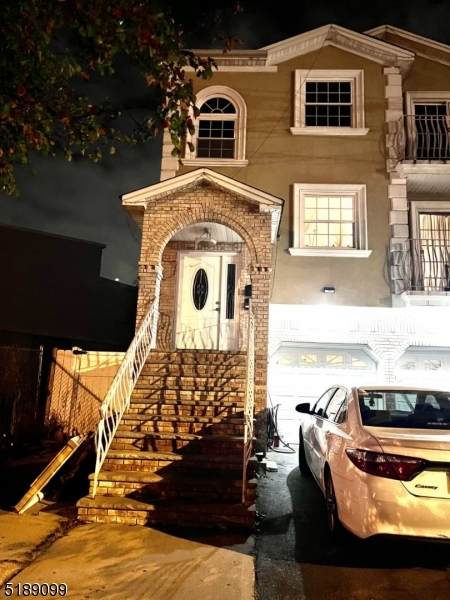 1119 E Grand St - Photo 1