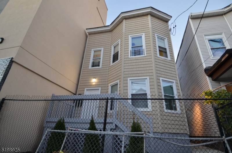 185 Governor St - Photo 1