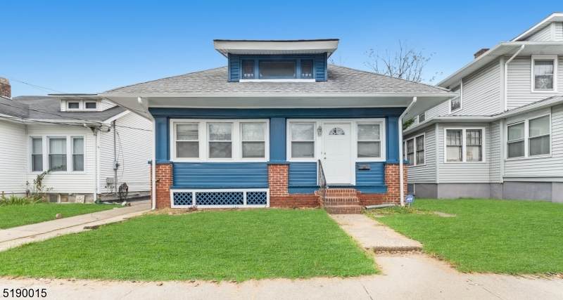 1242 Oakwood Ave - Photo 1