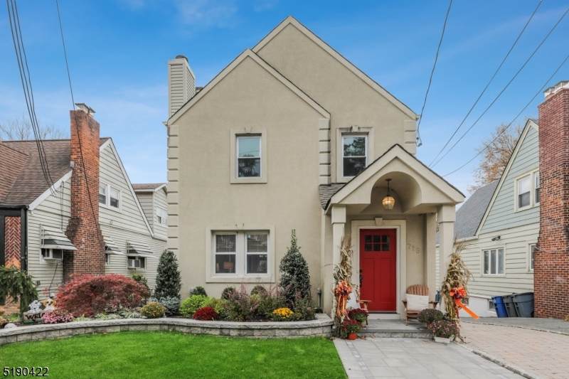 715 Broad St - Photo 1