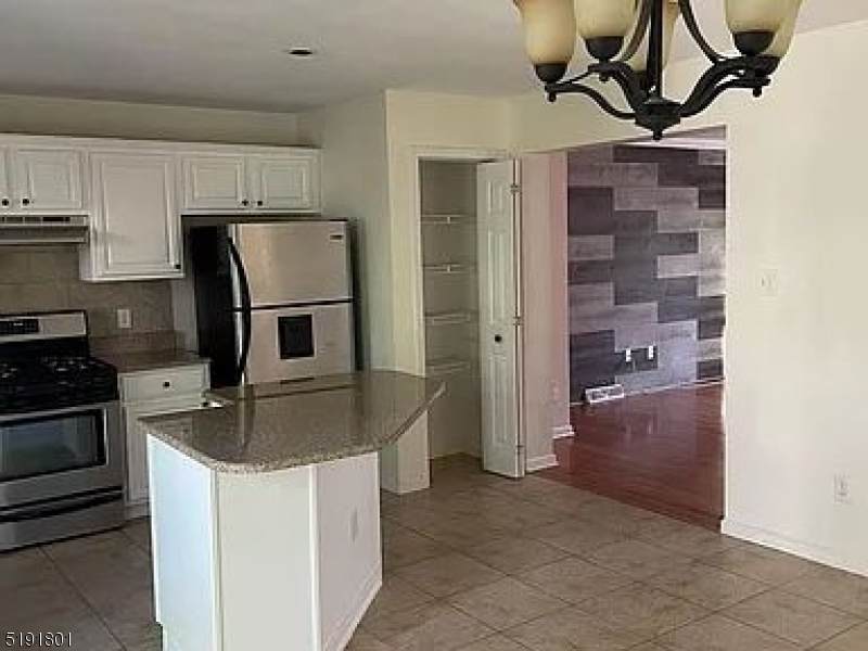 15 Tompkins St - Photo 1