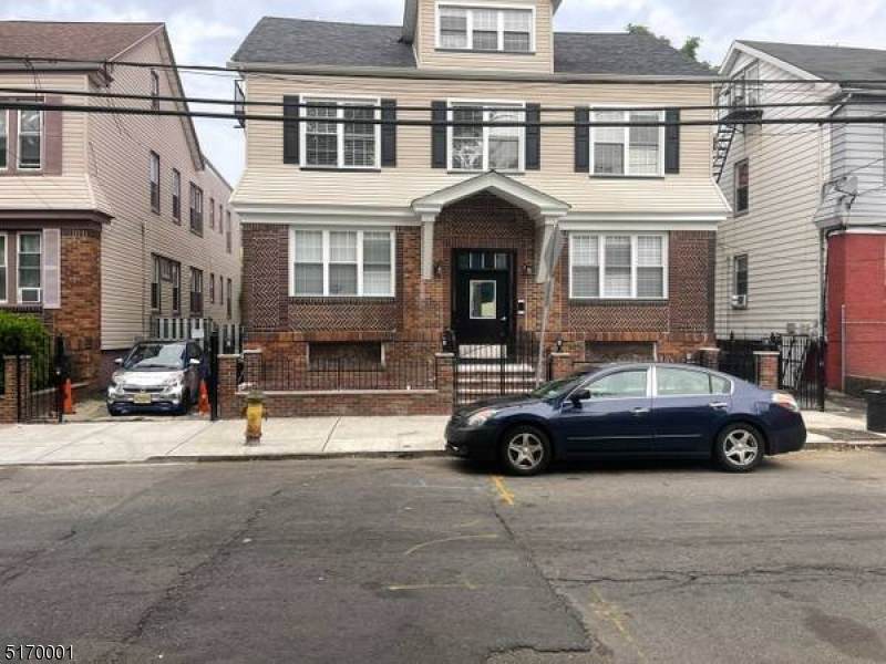 421 Leslie St - Photo 1