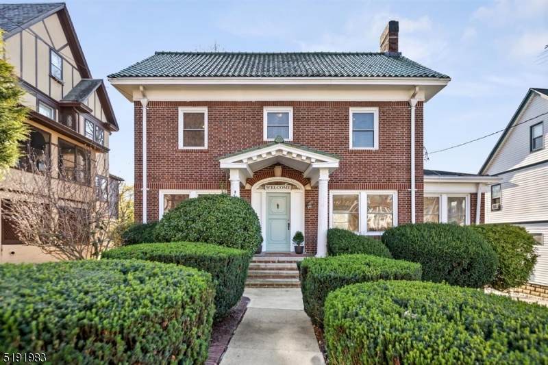496 Mountainview Ave - Photo 1