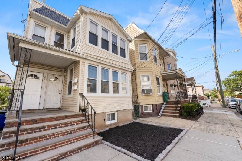 223 Devon St - Photo 1