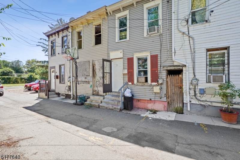 35 Hills Pl - Photo 1
