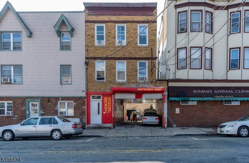 3136 Summit Ave - Photo 1