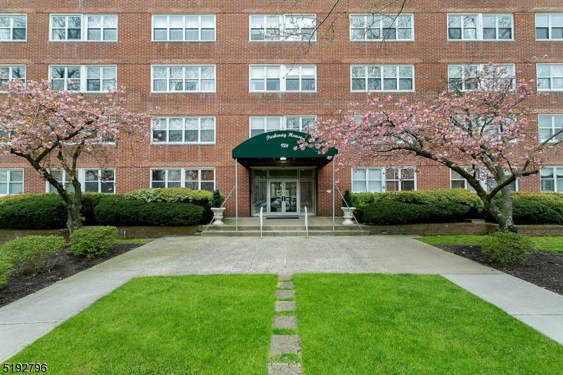 926 Bloomfield Ave - Photo 1