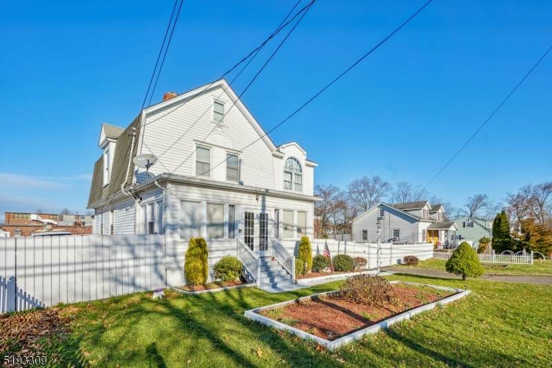 176 Edgewood Ter - Photo 1