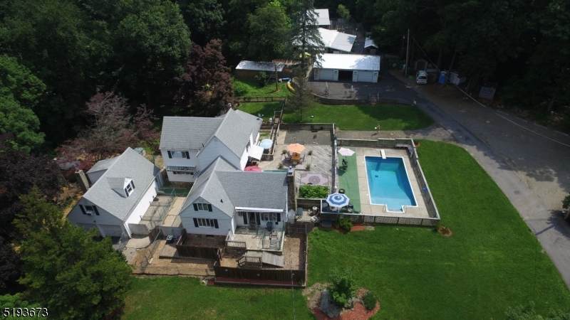 8 Stonehedge Ln - Photo 1