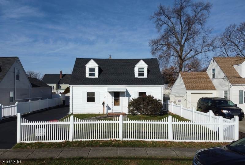 221 Lincoln Ave - Photo 1