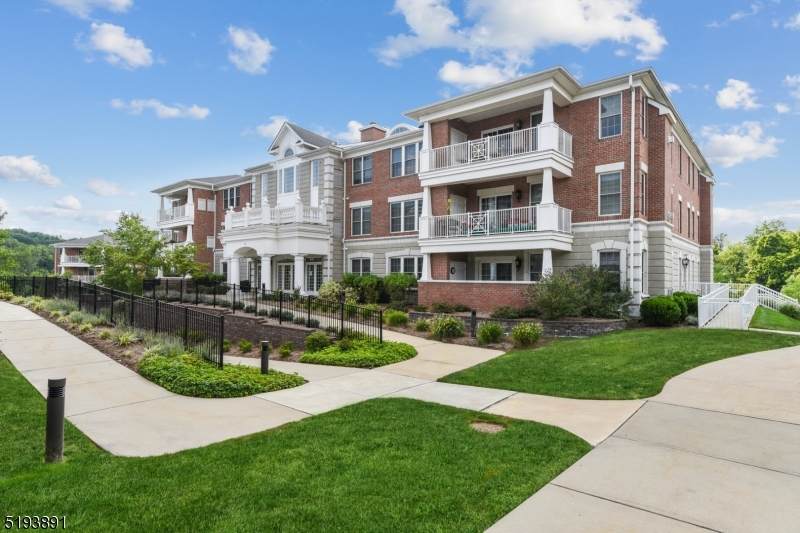 121 Four Seasons Dr - Photo 1
