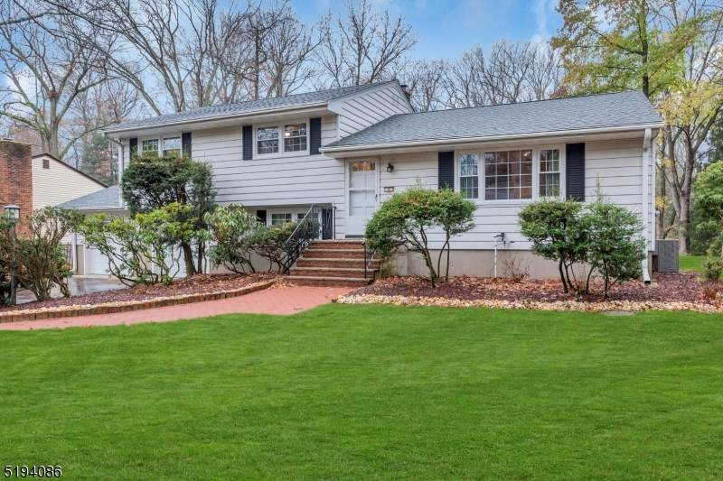 4 Plymouth Ln - Photo 1