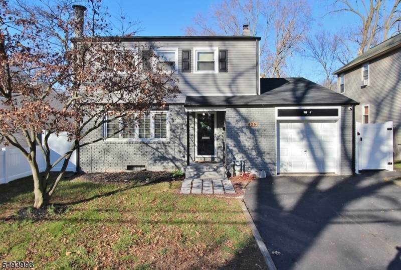 426 Pemberton - Photo 1