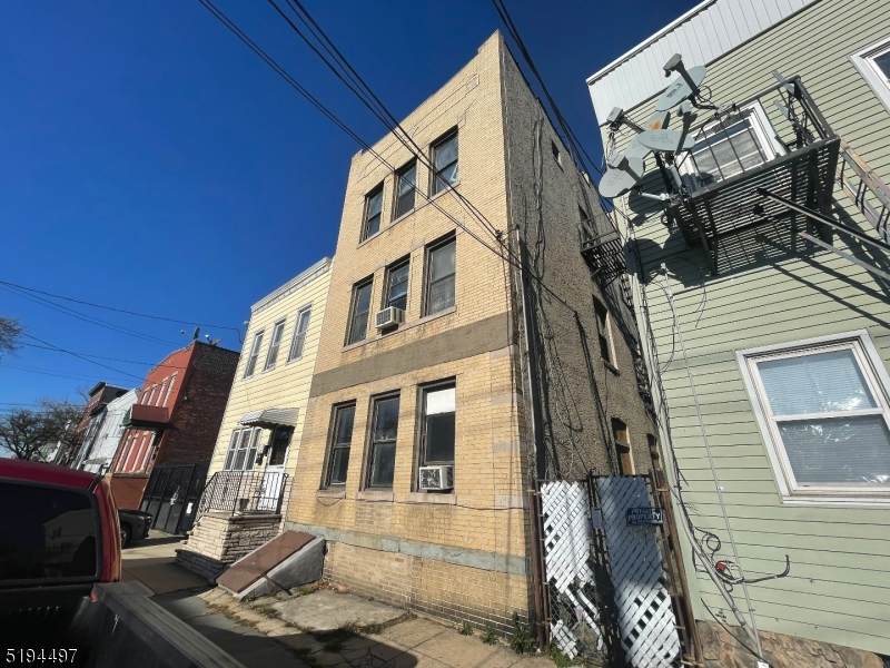 196 Malvern St - Photo 1