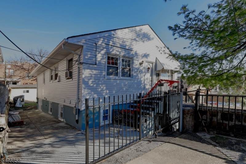 512 66Th St - Photo 1