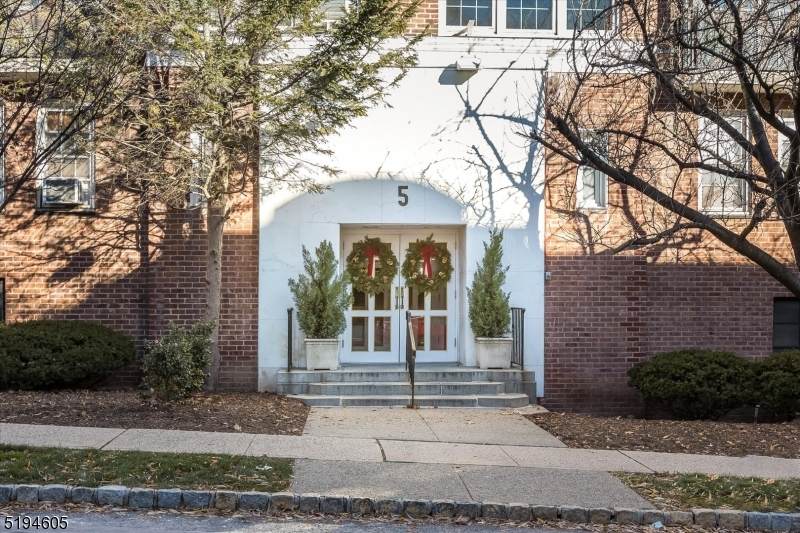 5 Roosevelt Place - Photo 1