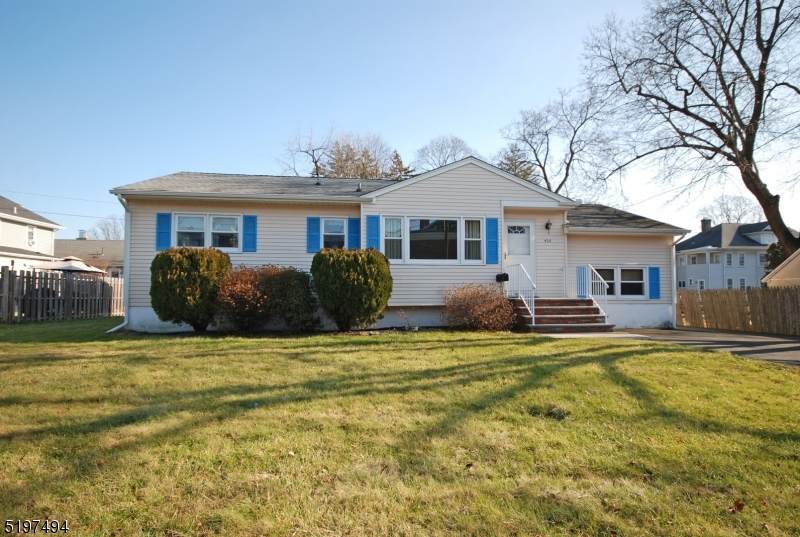 426 Winsor St - Photo 1