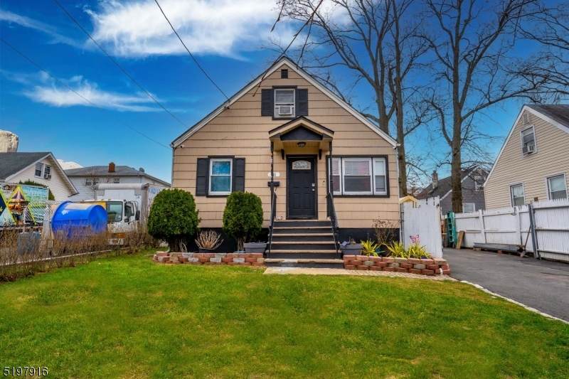 113 Lincoln St - Photo 1