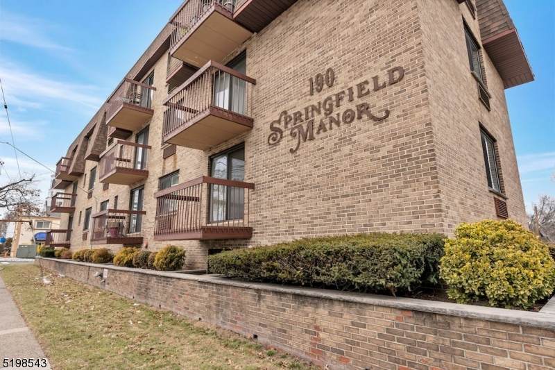 190 Morris Ave - Photo 1