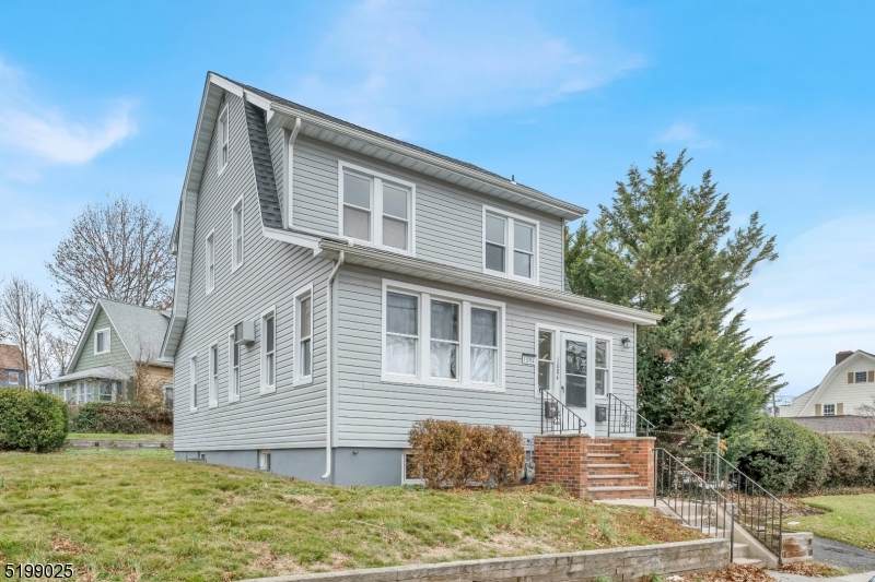 1084 Pine Ave - Photo 1