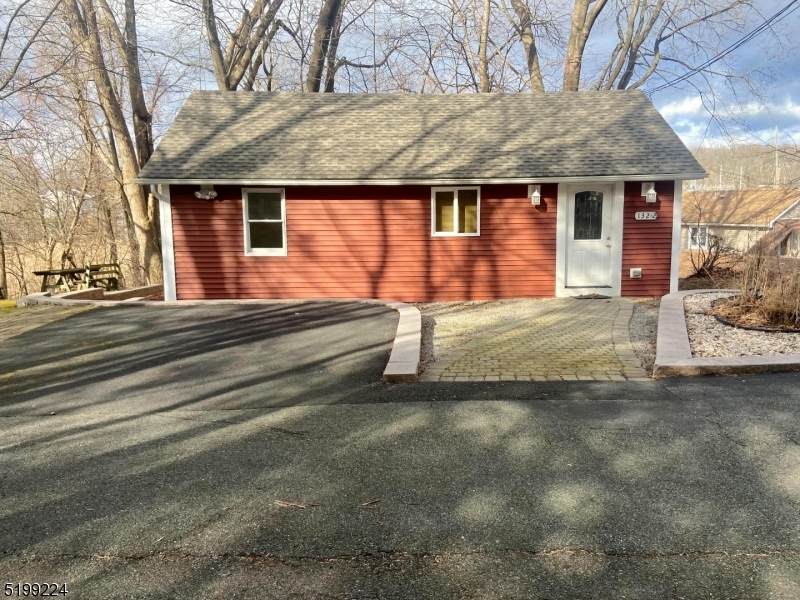 132 Sparta Ave - Photo 1