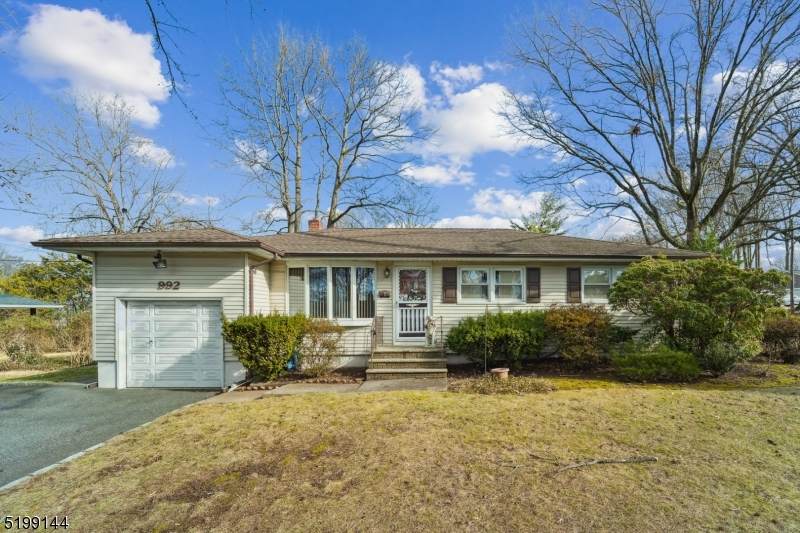 992 Ellis Pkwy - Photo 1