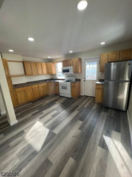 254 Montgomery St - Photo 1