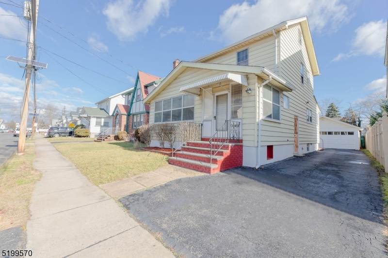 1071 Thomas St - Photo 1